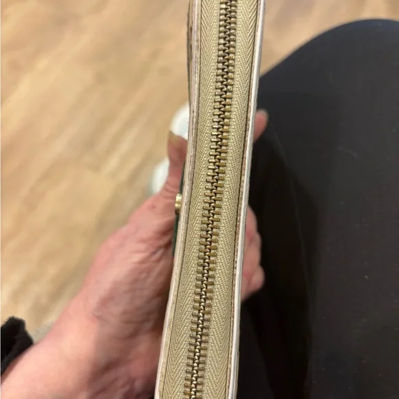 Gucci Tan and Green Signature Wallet - Picture 14 of 15